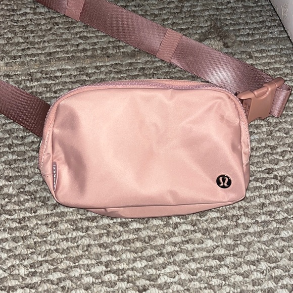 NWOT lulu everywhere belt bag. never worn in perfect condition. Pink Pastel - Picture 1 of 4